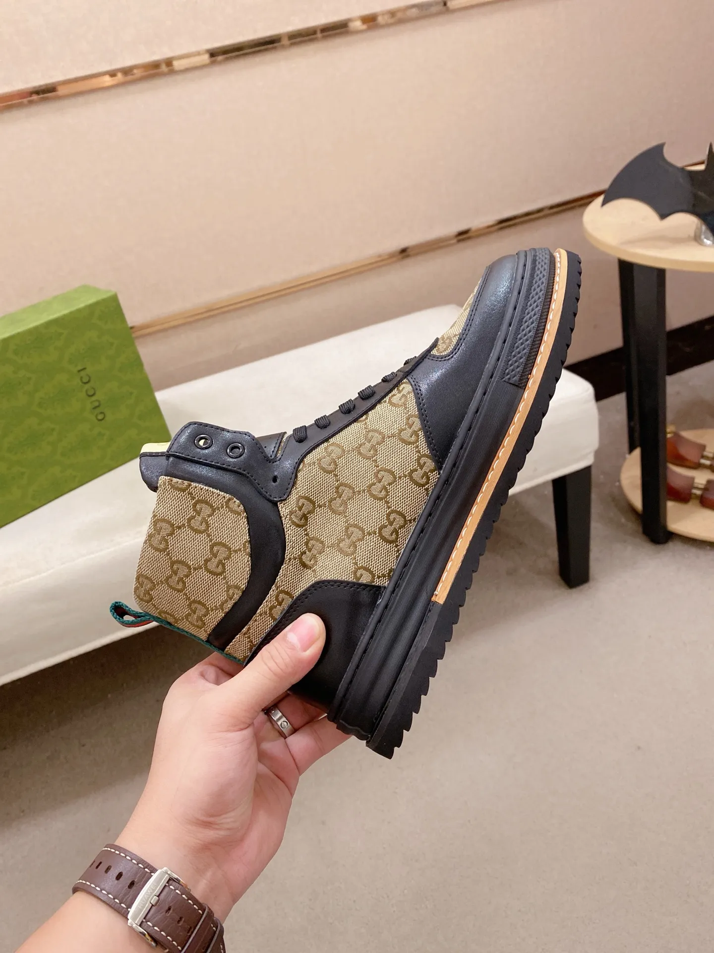 Men's shoes 💰 440 💰 High-quality new high-top GUCCI counters are on the market at the same time. The new men's shoes, 😘fabrics are selected imported cowhide, lining: sheepskin lining. 👍🏿 High-end ☄️ air-cushion molded anti-slip rubber outsole, exquisite lines, simple and elegant, comfortable and high-end for leisure travel. Code number: 38 to 44 (45 can be customized and cannot be returned or exchanged)